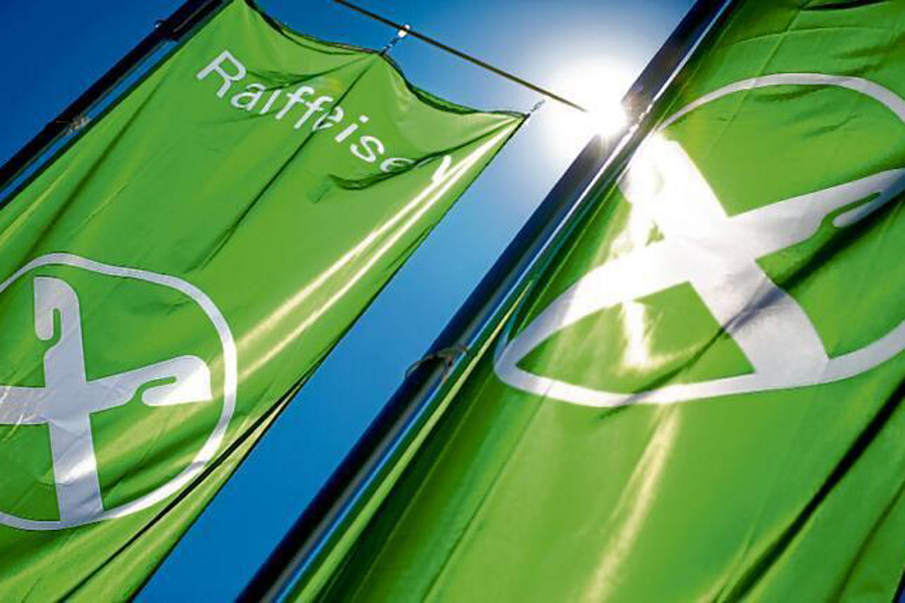 zwei grüne Raiffeisenfahnen