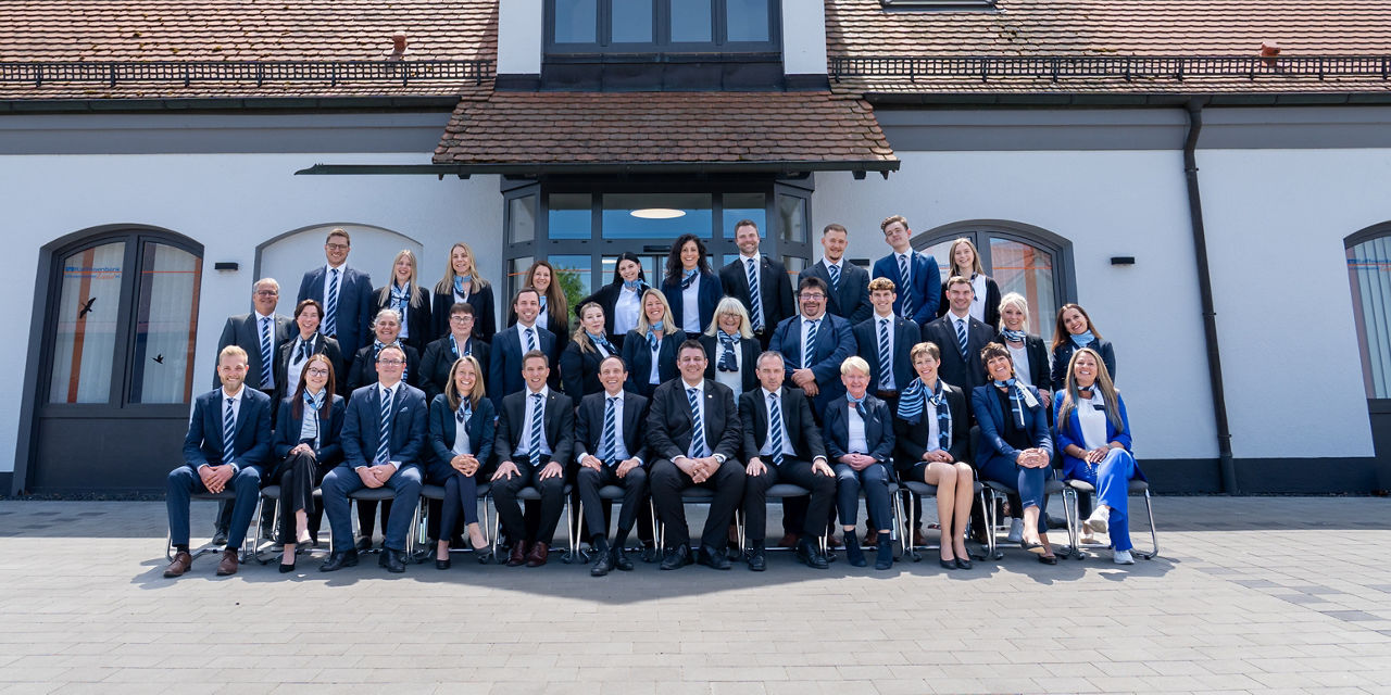 Gruppenbild der Mitarbeiter der Raiffeisenbank Schrobenhausener Land eG