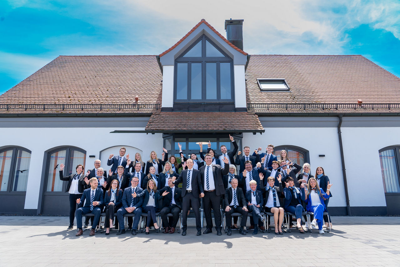 Gruppenbild der Mitarbeiter der Raiffeisenbank Schrobenhausener Land eG
