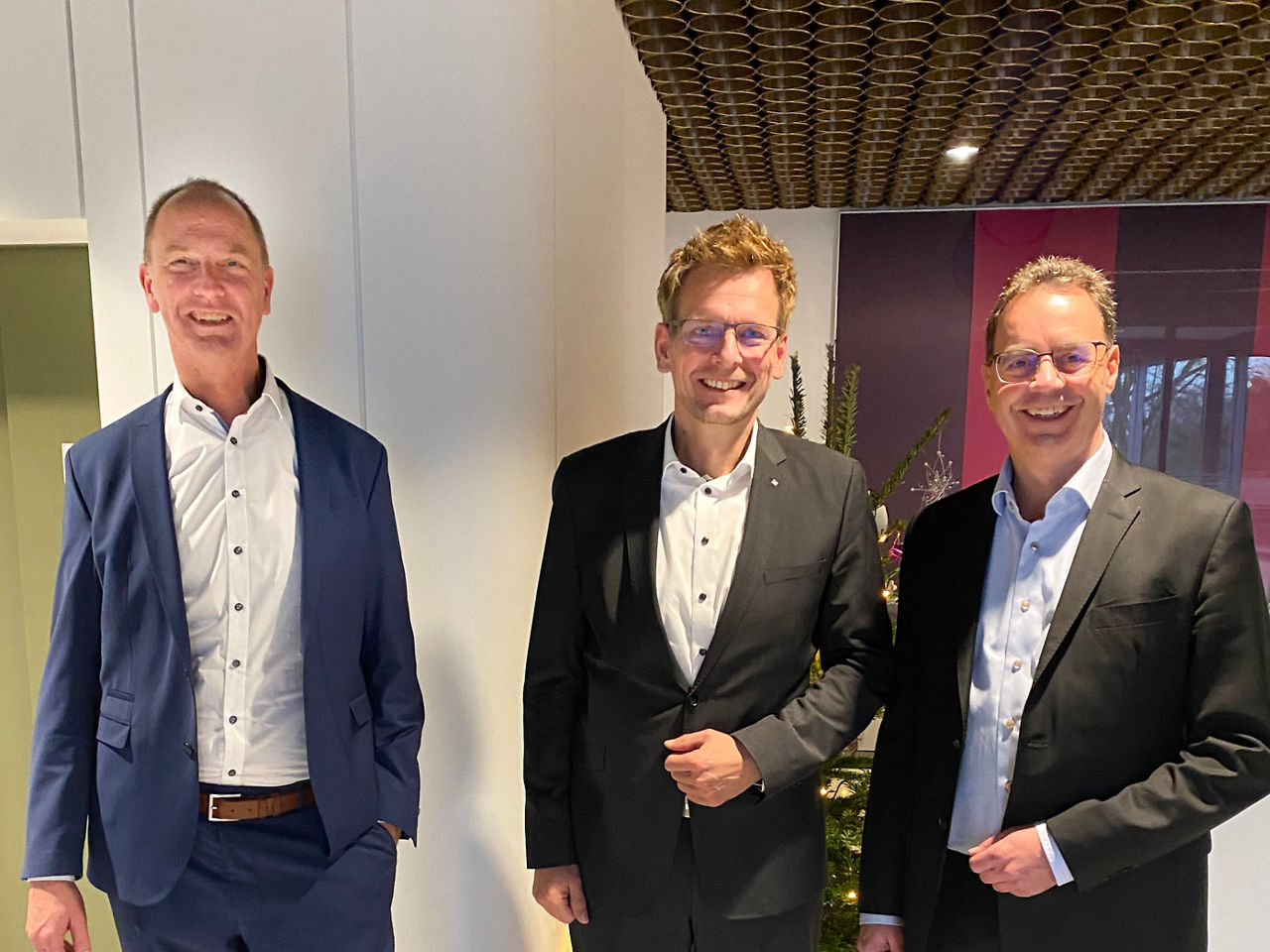 (v.l.n.r.): Vorstand Jens Brinkmann, der neue Personalleiter Rainer Marwedel, Vorstandssprecher Roland Krebs.