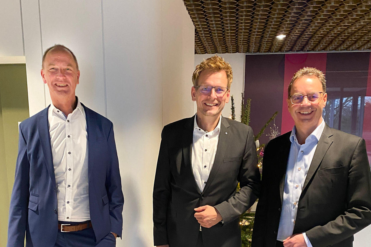 (v.l.n.r.): Vorstand Jens Brinkmann, der neue Personalleiter Rainer Marwedel, Vorstandssprecher Roland Krebs.