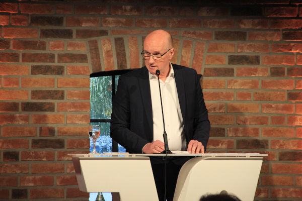 Ralf Steiger steht auf einer Kanzel und hält eine Rede
