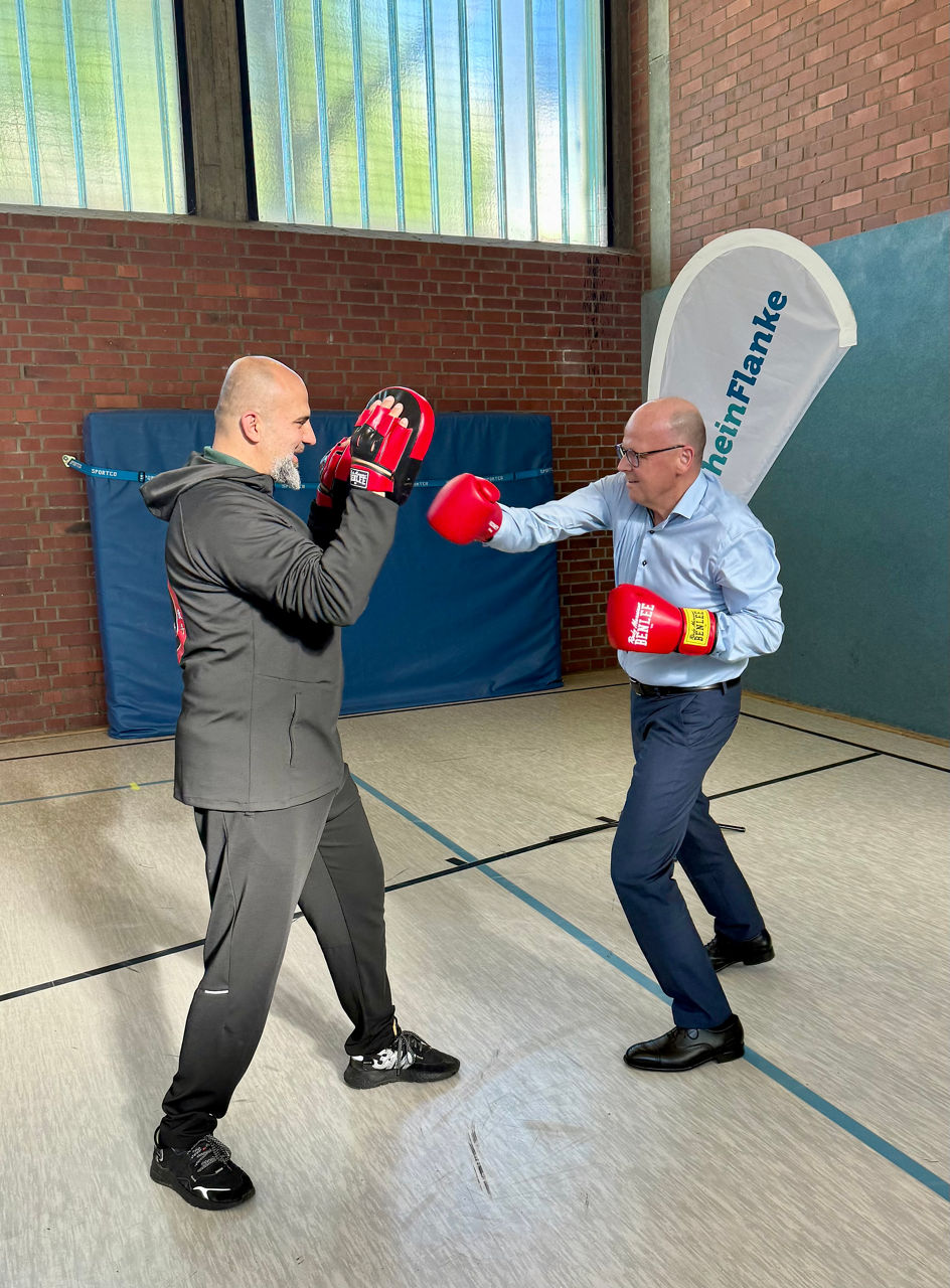 Ralf Löbach mit Trainer Sami beim Kickboxtraining
