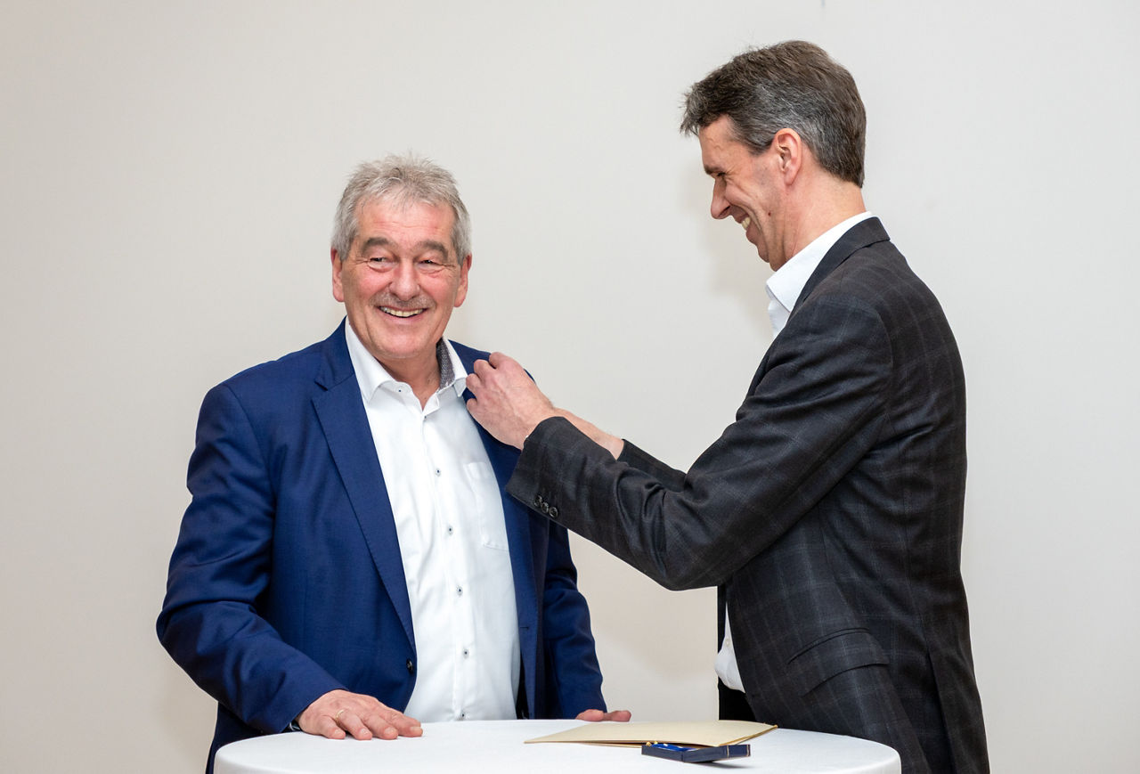 Johannes Freundlieb (GVWE) verlieht die goldene Ehrennadel an Ralf Claus