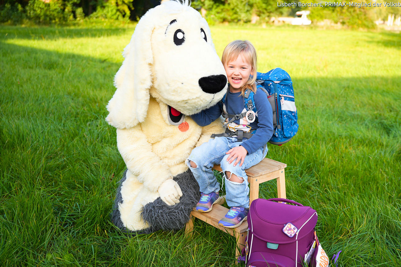Sam und Kind auf dem Stuhl sitzend