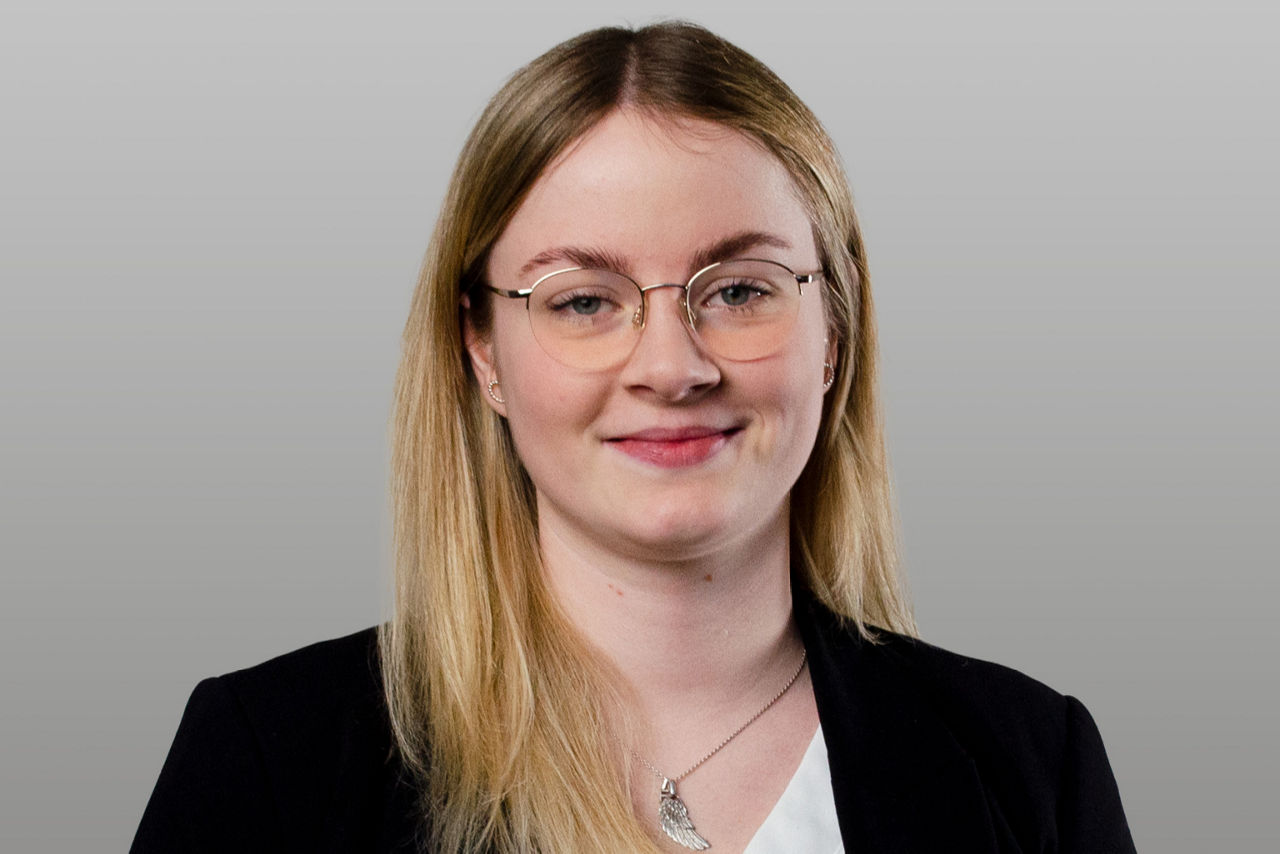 Privatkundenberaterin  Lea Raschke vor grauen Hintergrund
