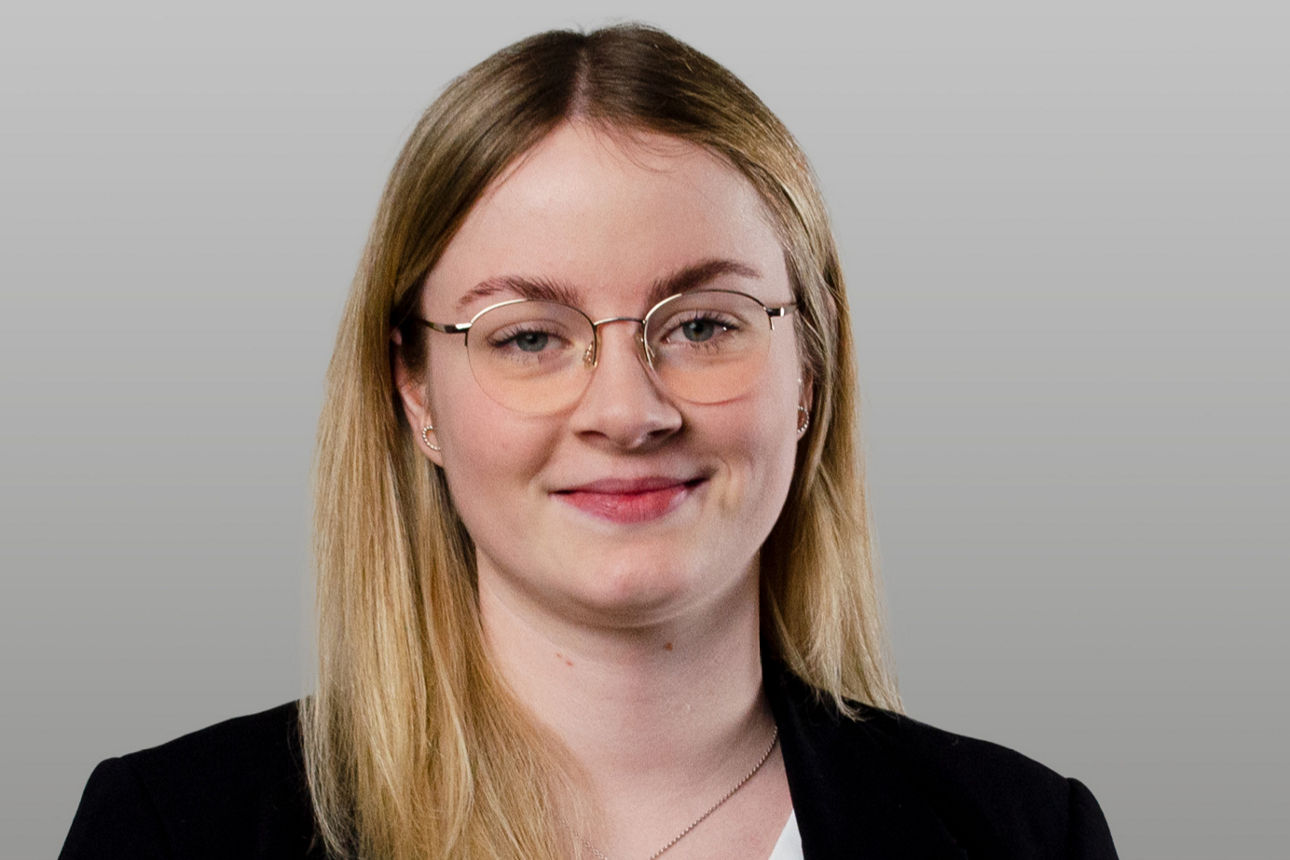 Privatkundenberaterin Lea Raschke vor grauen Hintergrund
