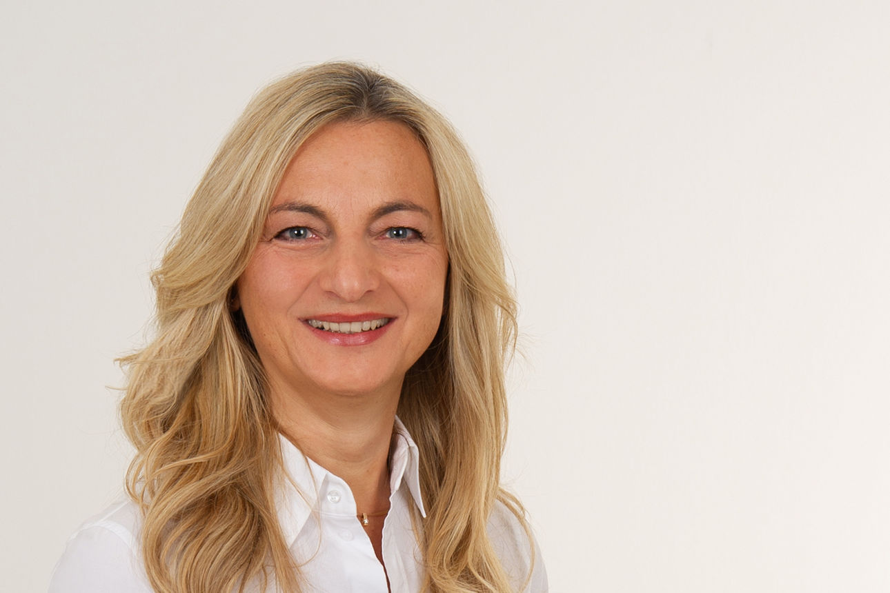 Mitarbeiterin in hellem Büroraum