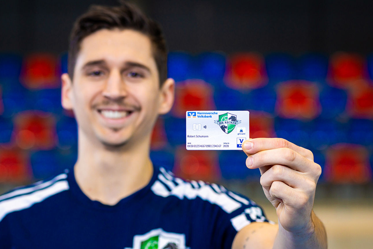 Spieler der Recken hält eine Kreditkarte in der Hand