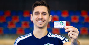 Spieler der Recken hält eine Kreditkarte in der Hand