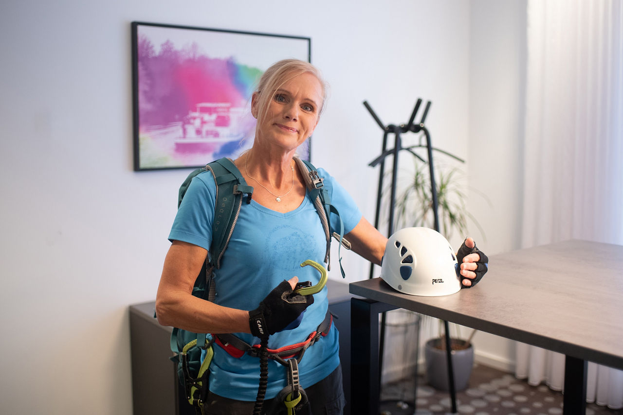 Baufinanzierungsberaterin Andrea Tertocha mit Ihrer Kletterausrüstung in einem Beratungsbüro der Bank.