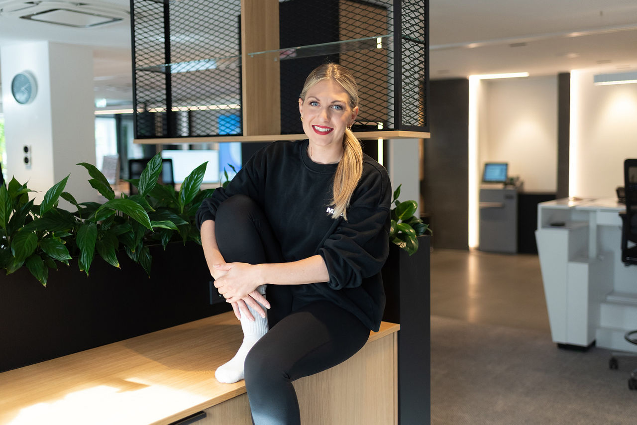 Maren Hegerring in Tanzsportklamotten sitzt auf einem Sideboard