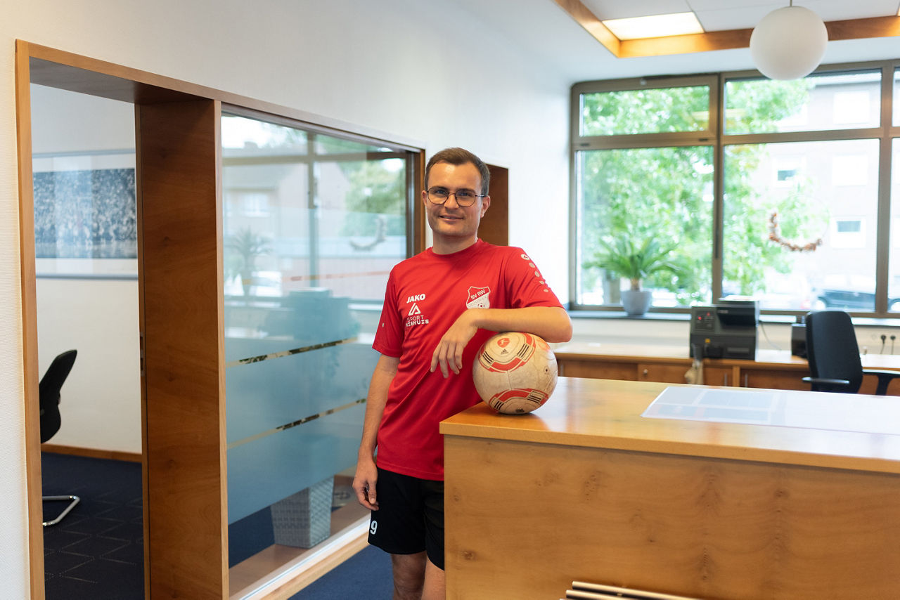 Nils Falkenstein im Vereinstrikot und Fußball im Service in Gahlen