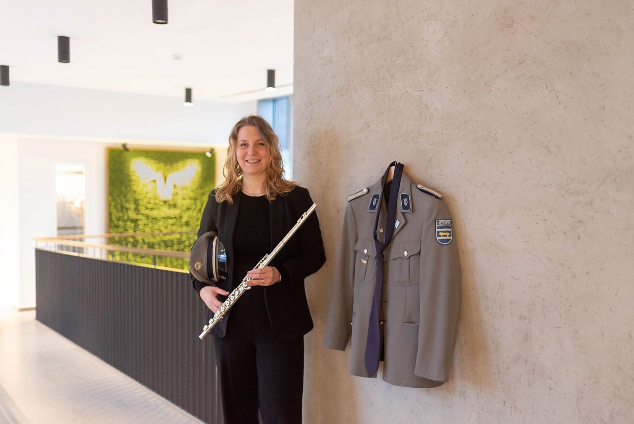 Eileen Boyer steht mit ihrer Querflöte und ihrer Musikkapellenuniform in der Bank.