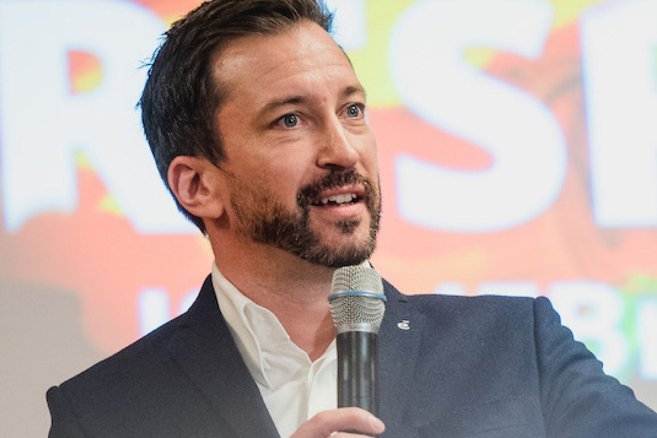 Referent René Borbonus spricht in ein Mikrofon