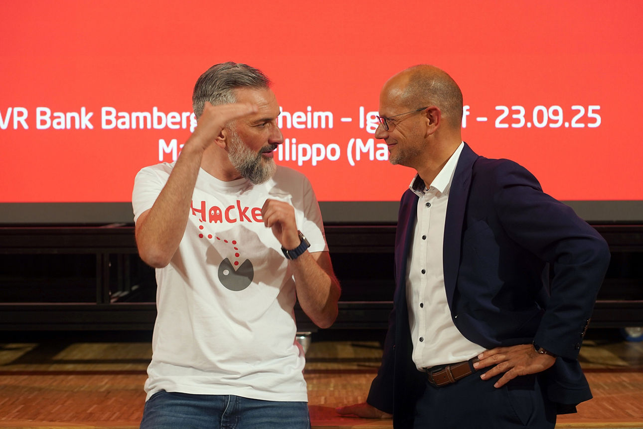 Referent Marco di Filippo im Austausch mit Alexander Brehm           