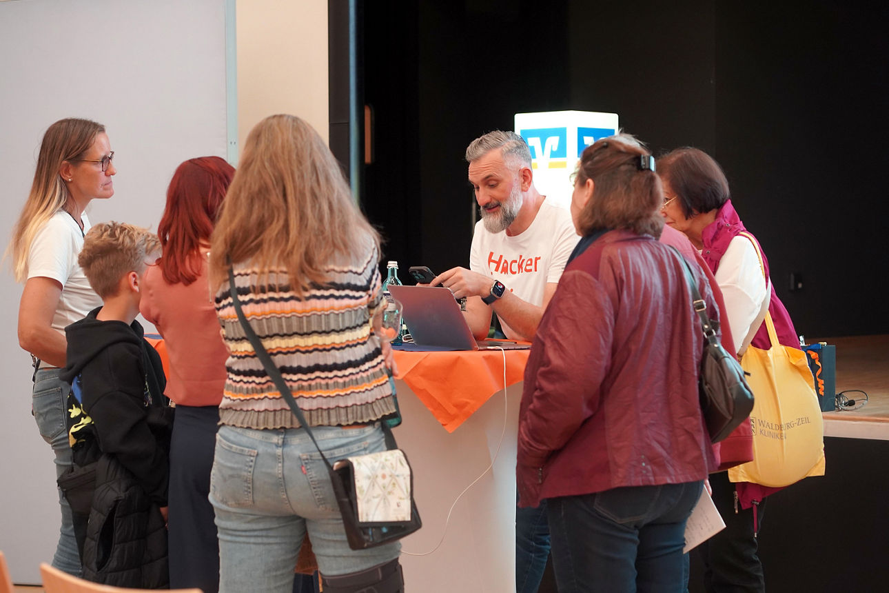 Referent Marco di Filippo im Austausch mit interessierten Teilnehmenden       