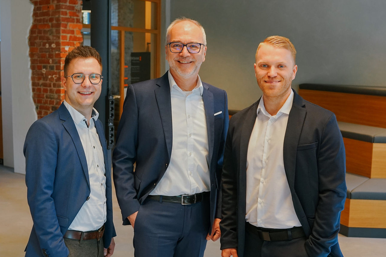 Drei Mitarbeiter der Abteilung RefiLG stehen zusammen