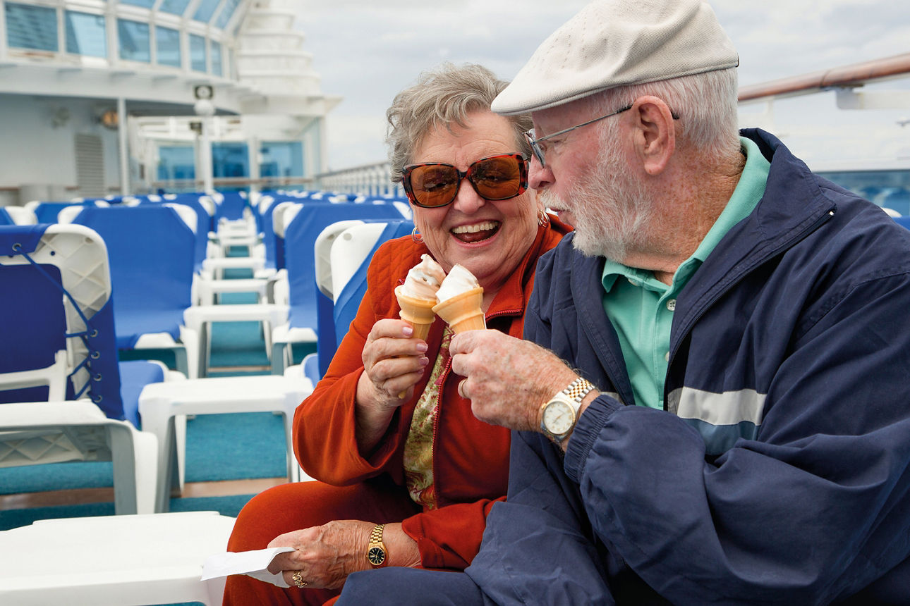 Älteres Paar auf Kreuzfahrtschiff
