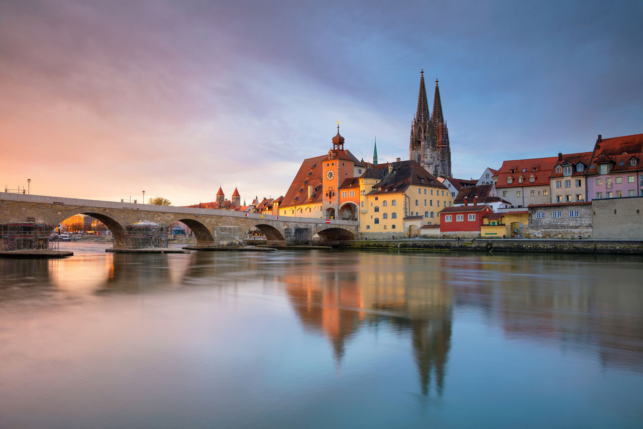 Stadtbild von Regensburg während des Frühlingssonnenaufgangs Bildquelle: istock.com/rudybalasko