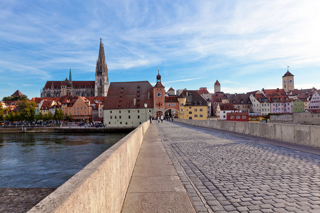 Ein Blick auf die Regensburger Altstadt von der Steinernen Brücke aus