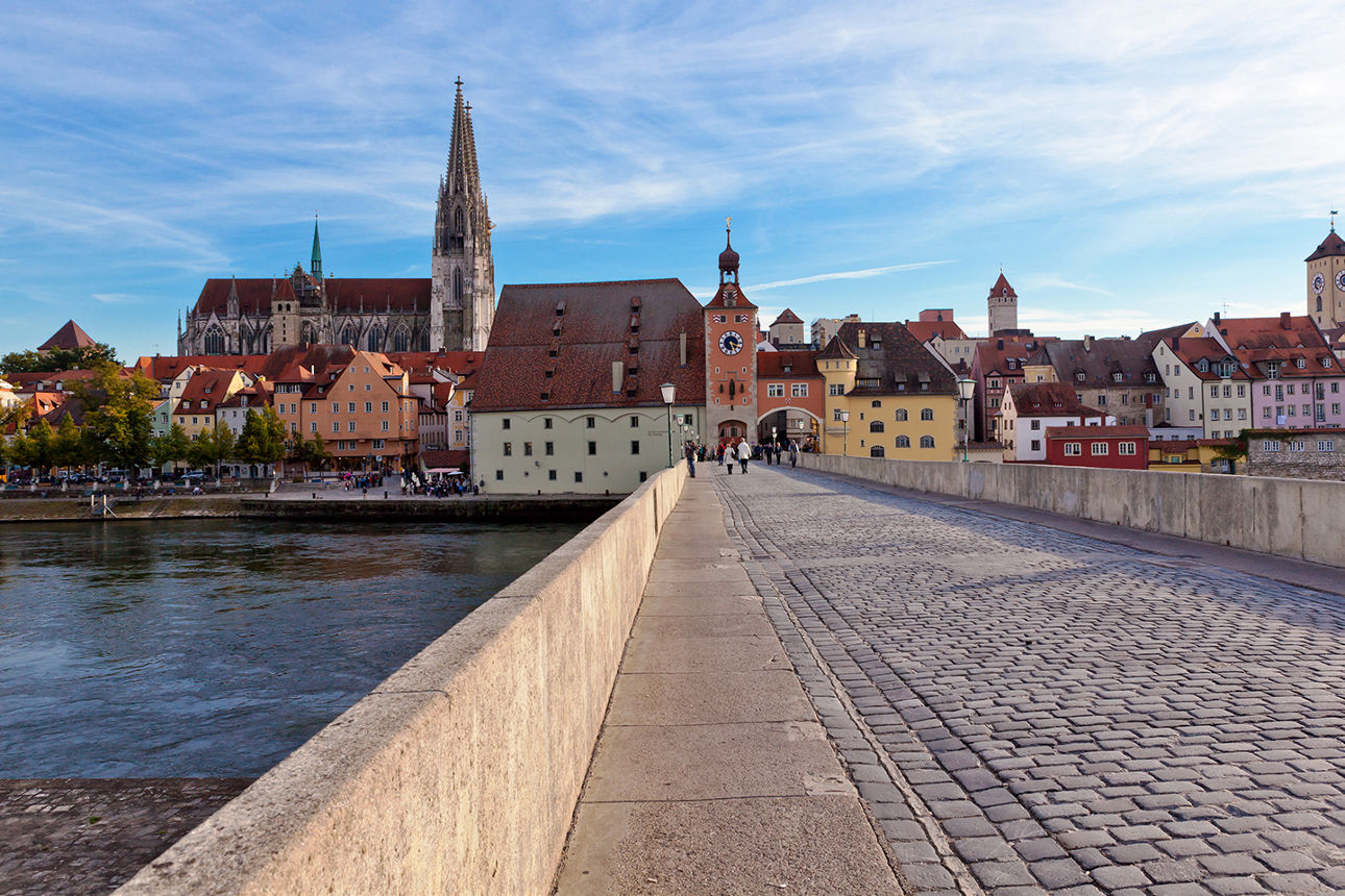 Ein Blick auf die Regensburger Altstadt von der Steinernen Brücke aus