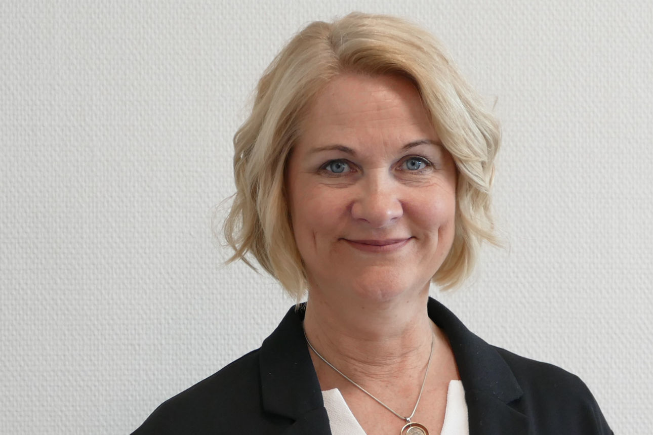 Eine Frau lächelt in die Kamera