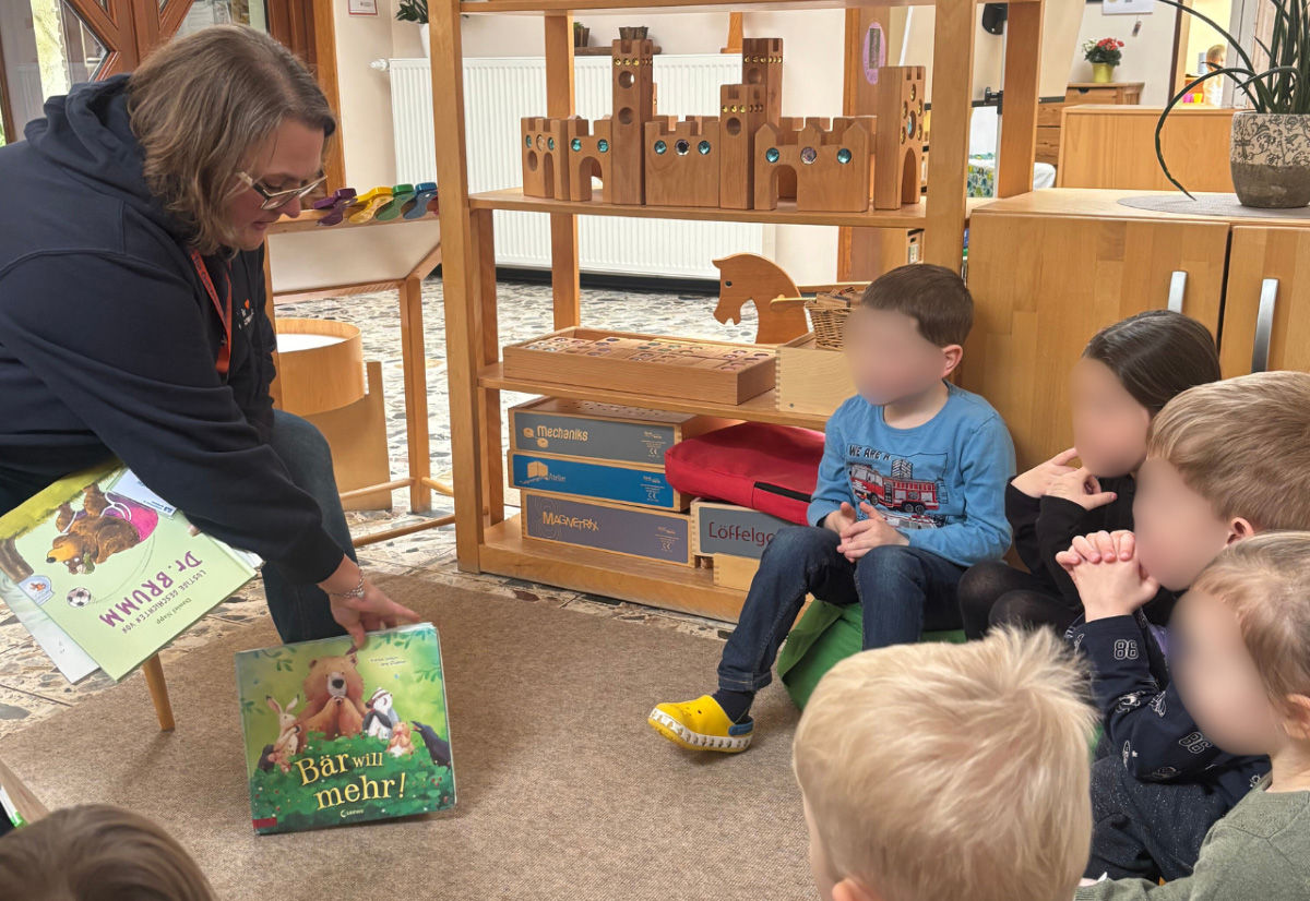 Volksbank Mitarbeiterin Mareike Kelle als Lesepatin im evangelischen Kindergarten Siemshof