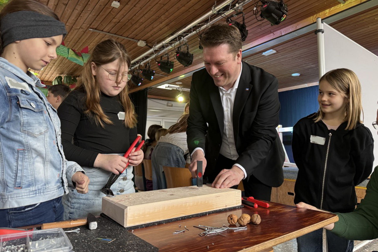 Volksbank Mitarbeiter Michael Kolm bei seinem Social Volunteer Programm für Zeit in Ostwestfalen.