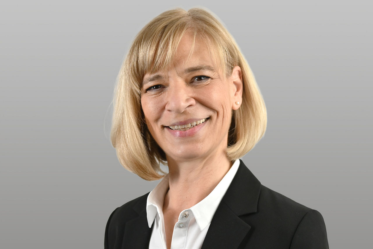 Privatkundenberaterin Britta Reich vor grauen Hintergrund