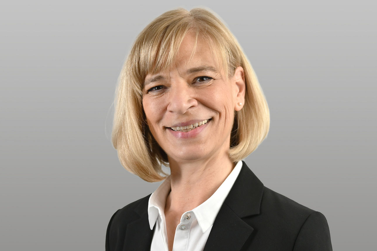 Privatkundenberaterin Britta Reich vor grauen Hintergrund