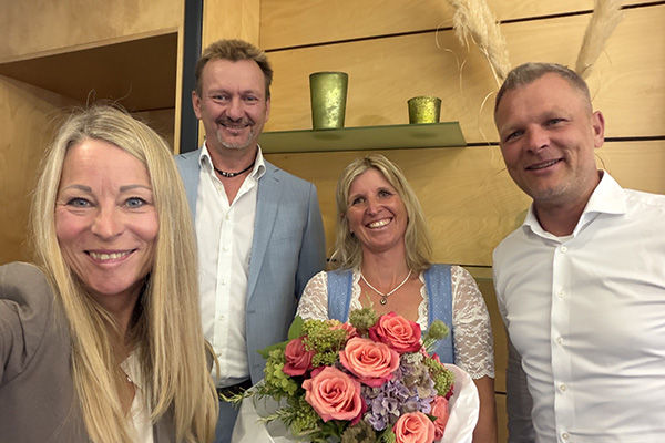 Herr Bäsler, Frau Krumpholz und Herr Pallauf gratulieren Frau Reichhart