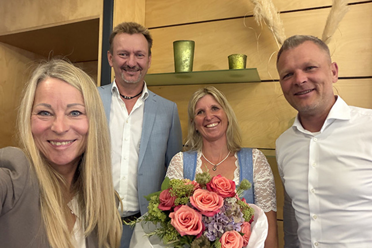 Frau Krumpholz, Herr Bäsler und Herr Pallauf gratulieren Christine Reichhart