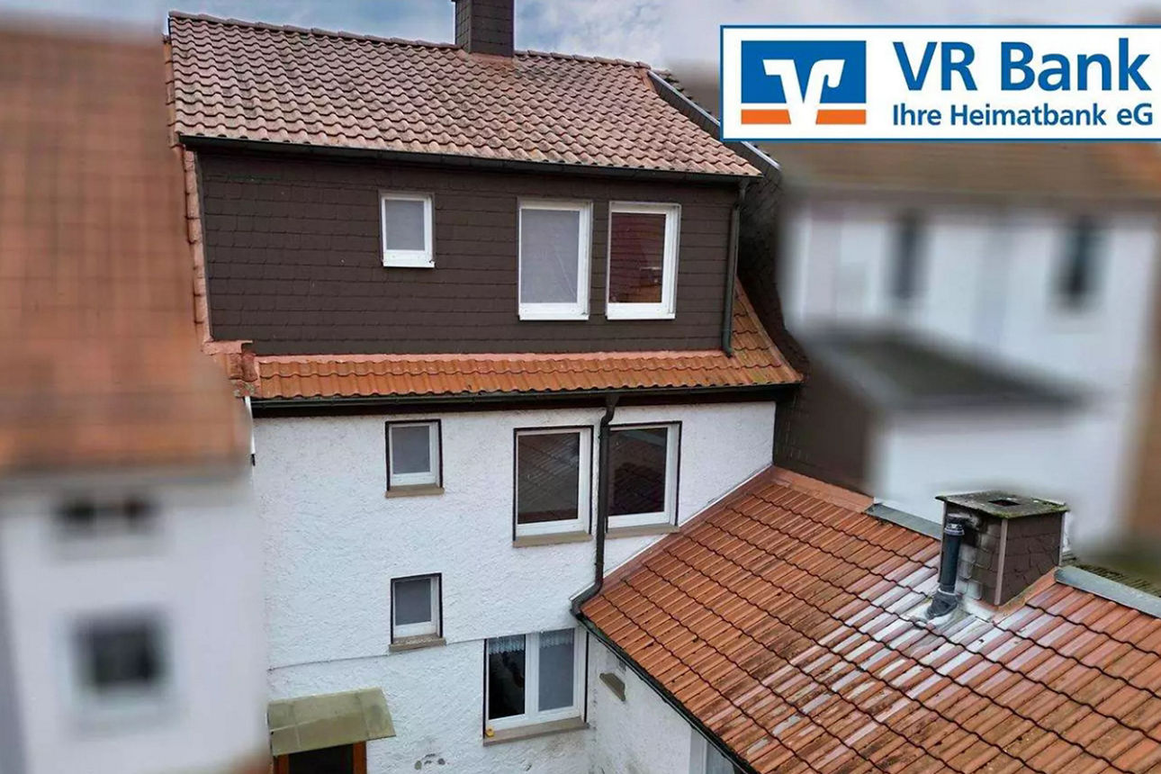 Rückseitige Ansicht des Reihenmittelhauses am Fuße der Creuzburg