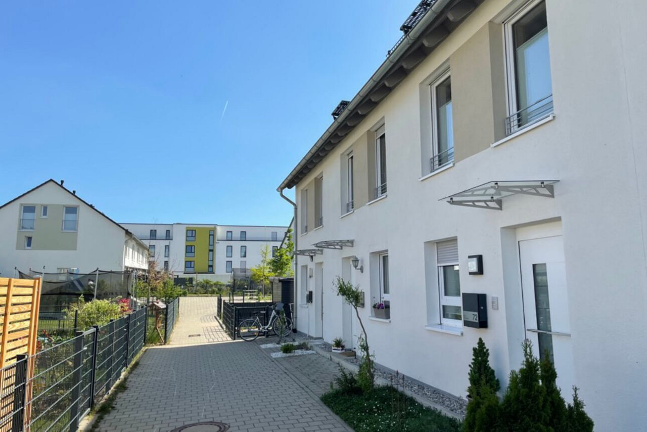 Außenansicht eines Reihenhauses in einem Wohngebiet