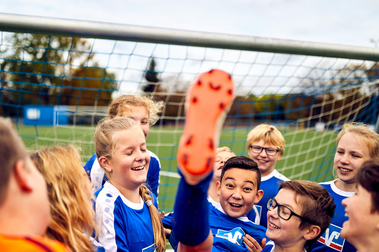Kinder beim Fußballspielen