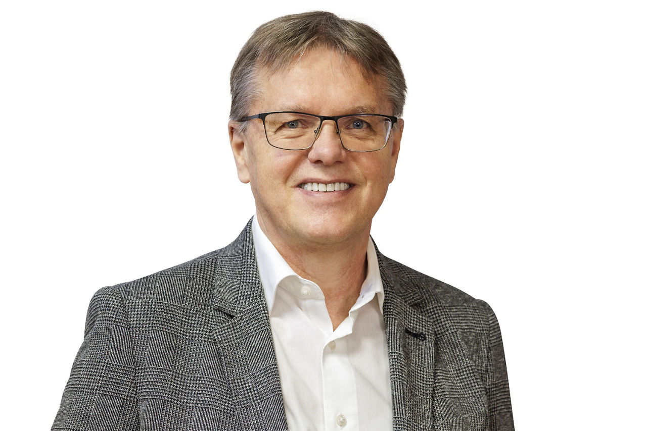 Portraitbild Herr Reinhold Stempfle, Mitarbeiter der Bopfinger Bank Sechta-Ries eG mit grauem Jacket und weißem Hemd