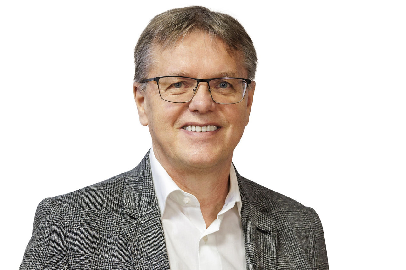 Portraitbild Herr Reinhold Stempfle, Mitarbeiter der Bopfinger Bank Sechta-Ries eG mit grauem Jacket und weißem Hemd