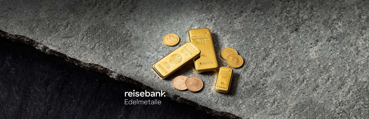 Goldbarren und Goldmünzen liegen auf einer Steinplatte