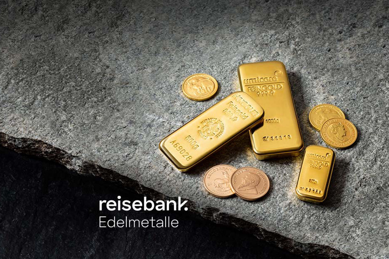 Goldbarren und Goldmünzen liegen auf einer Steinplatte