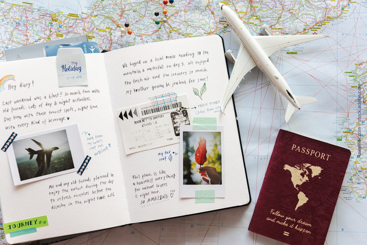 aufgeschlagenes Notizbuch mit Urlaubserinnerungen, daneben ein Reisepass und ein Flugzeug