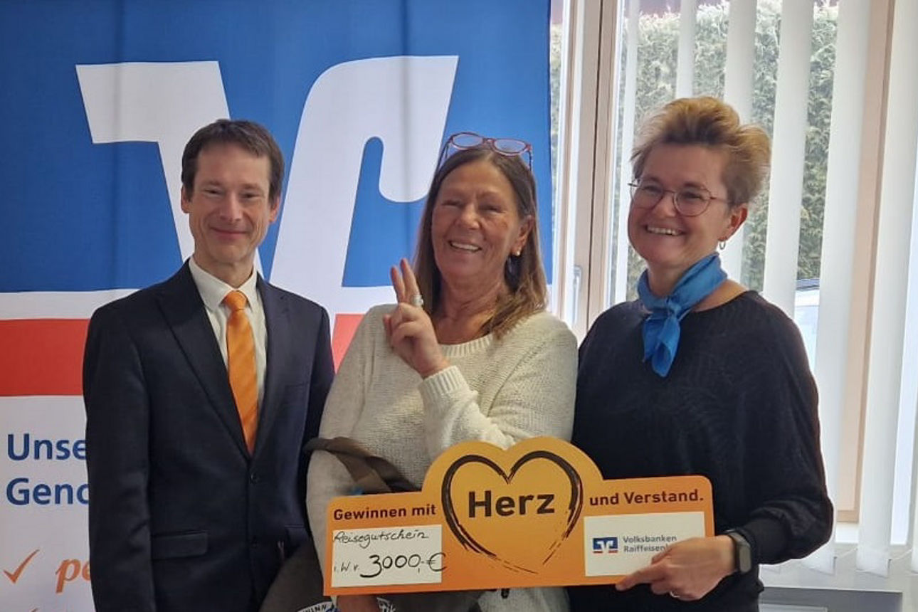 v.l.n.r. Vorstand Harald Eisenreich, Gewinnerin Regina Maksimovic, Kundenberaterin Birgit Buchinger