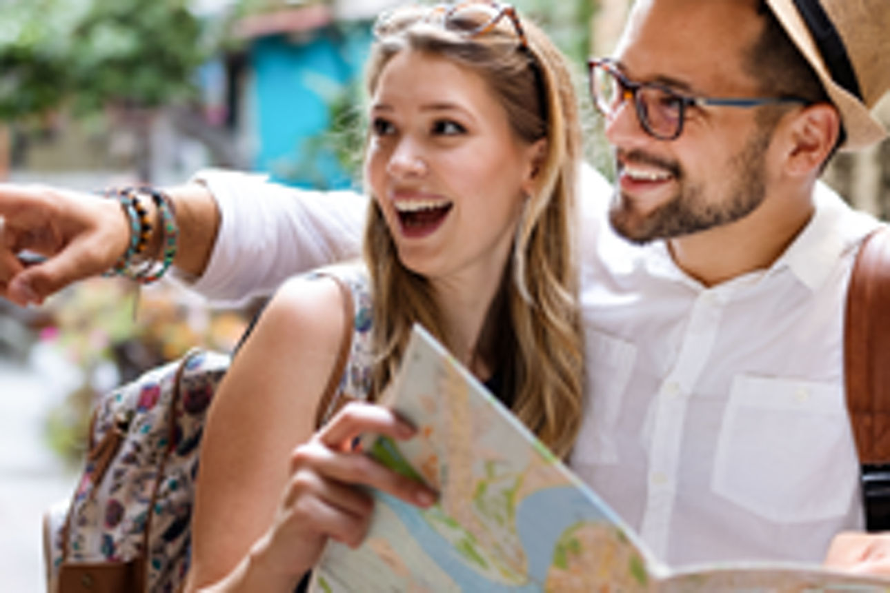 Familie lachend auf dem Boot