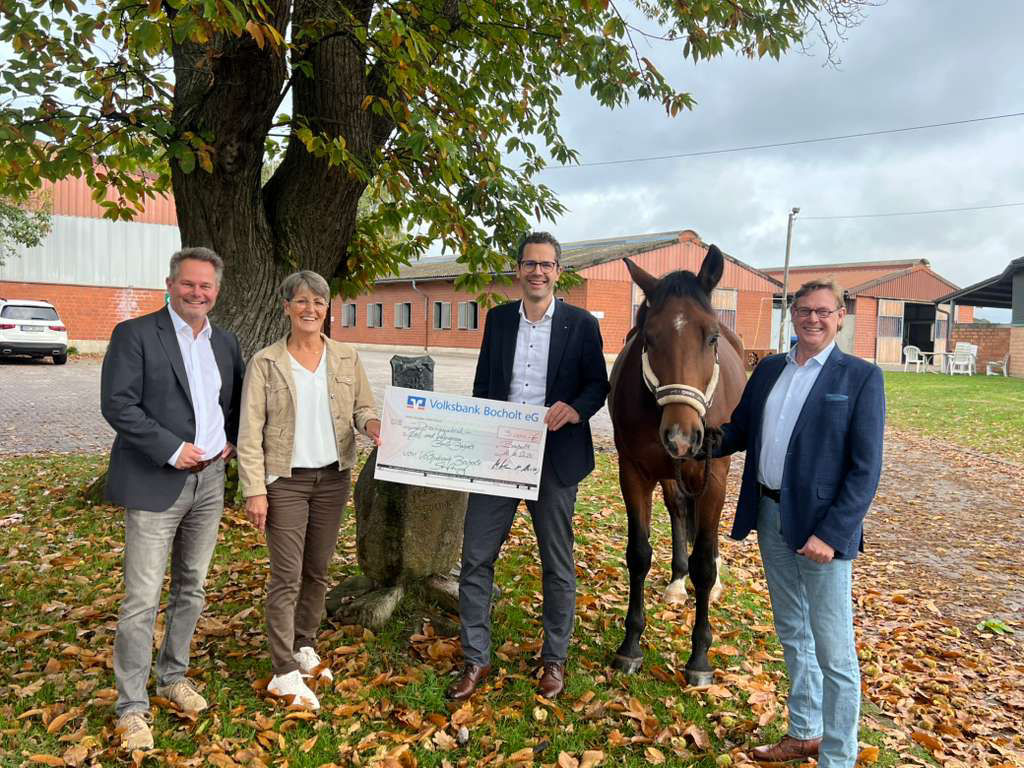 v.l: Herr Martin Günther (Kuratorium Volksbank Bocholt Stiftung), Ulrike Terodde (Vorsitzende des RVBB), Herr Markus Thielkes