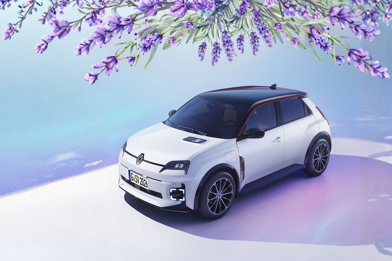 KI-generiertes Bild eines weißen Renault 5-Techs mit Lavendelstrauß darüber
