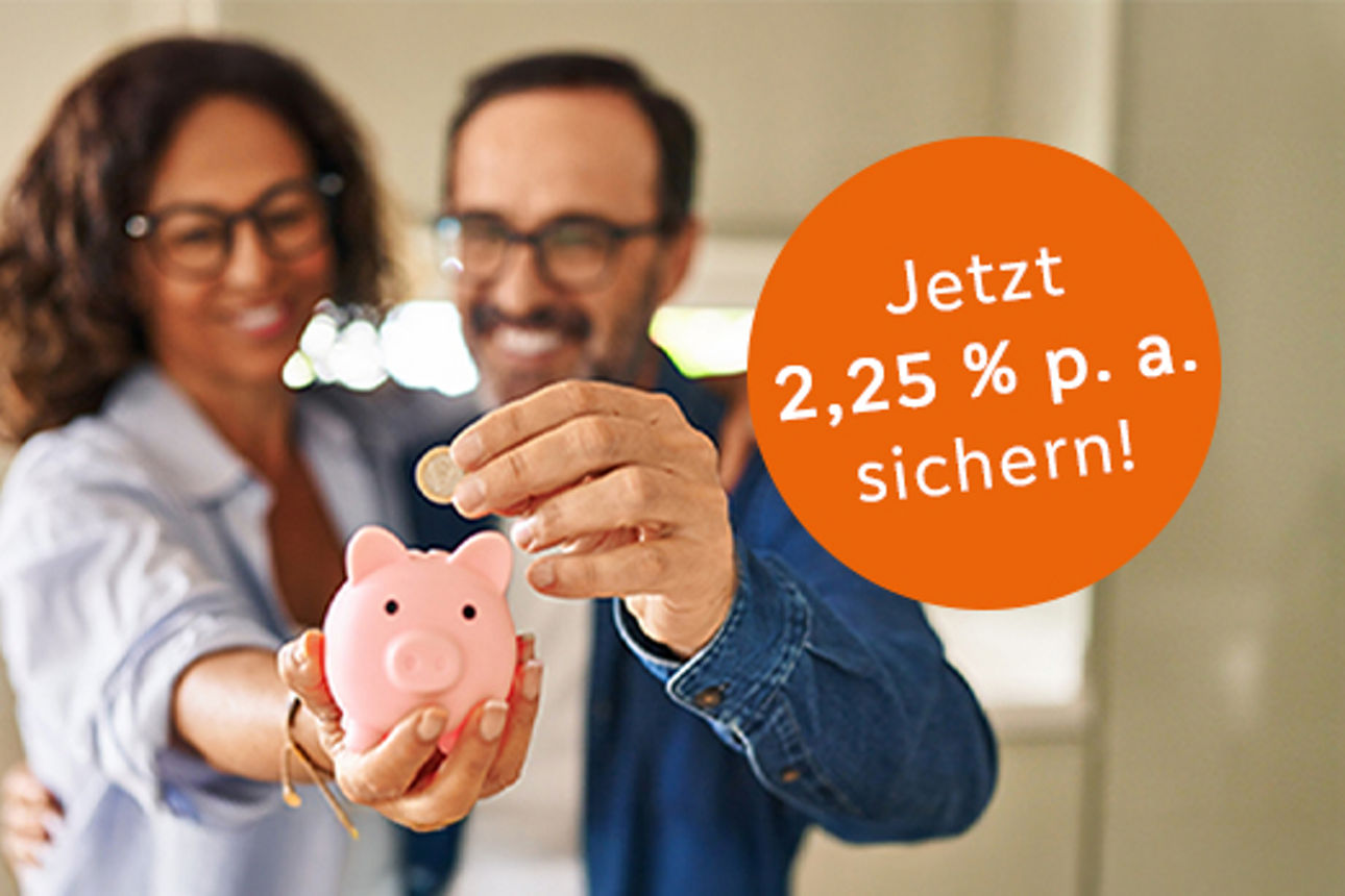 Eine Frau und ein Mann halten ein Sparschwein in der Hand