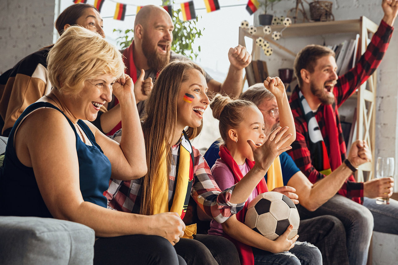 Feiernde Menschen in einer heimischen Umgebung