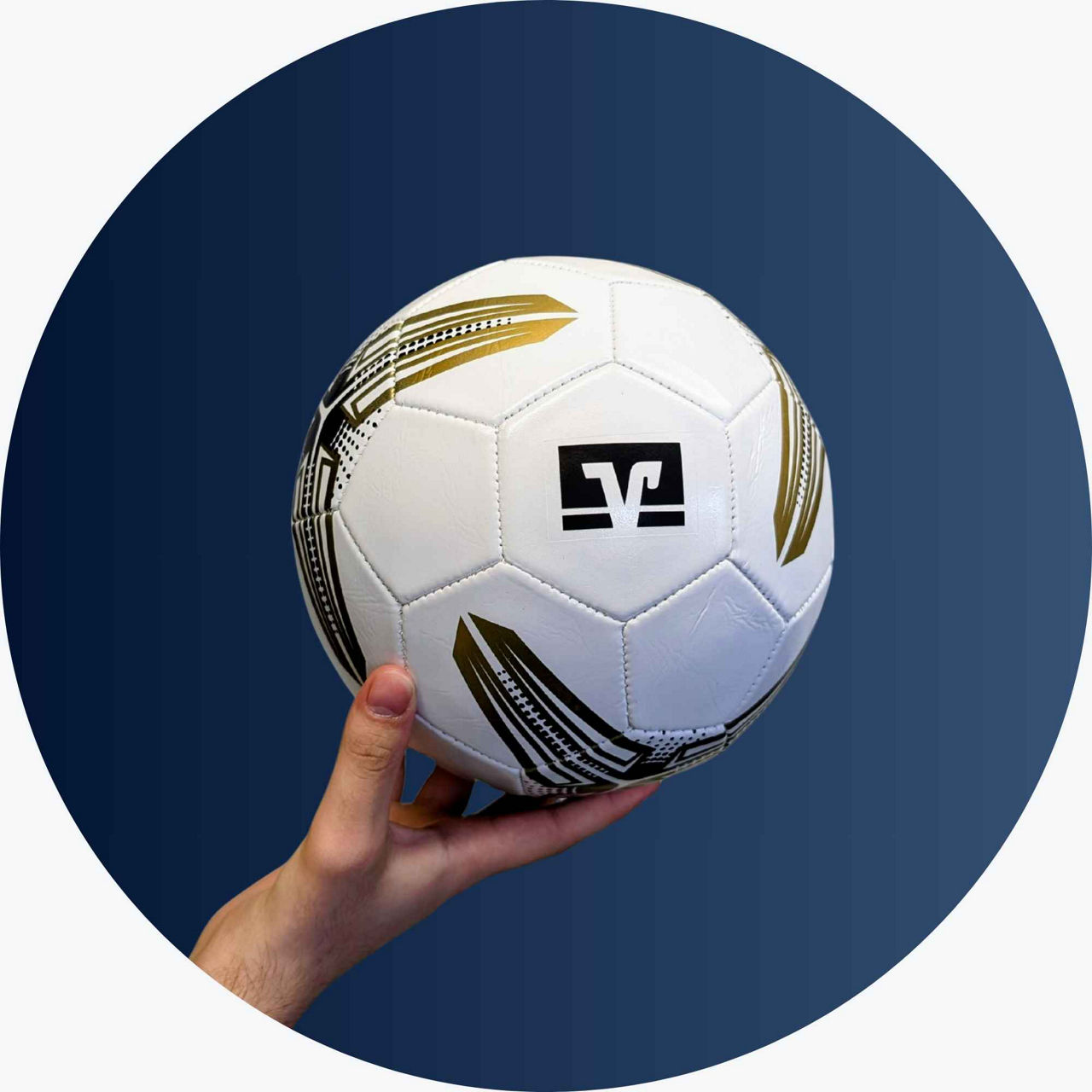 Bild des Gratis-Fußballs auf einer stilisierten Stadion-Umgebung