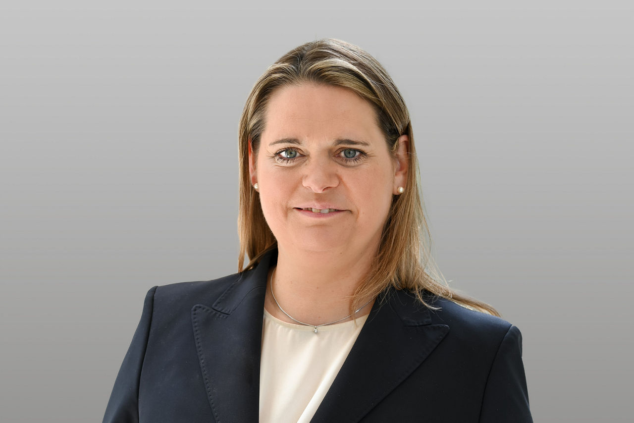 KundenServiceCenter Christina Rengers vor grauen Hintergrund