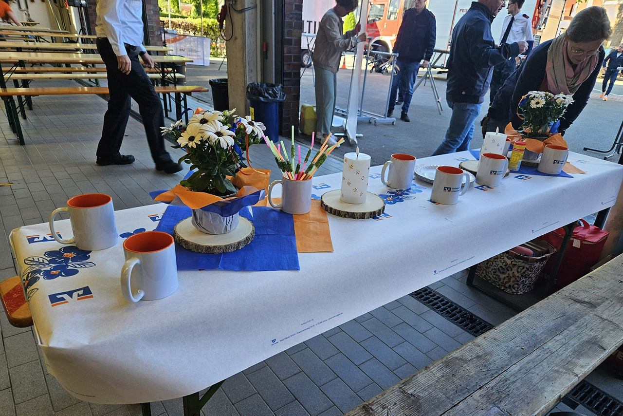 Gedeckter Tisch mit Volksbank Deko